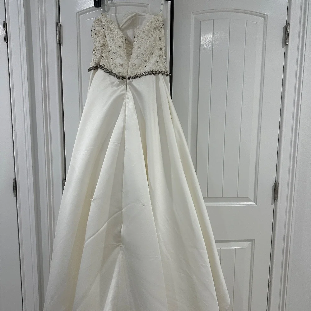 Wedding Dress by ENZOANI - Picture 14 of 16